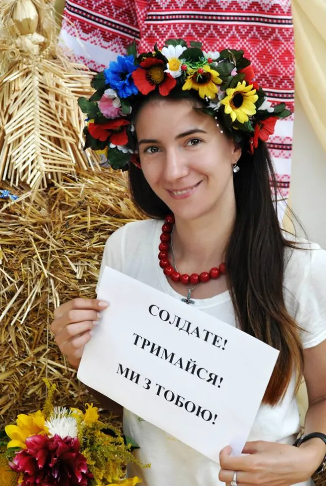 У Луцьку дівчата писали листи та збирали солодощі, щоб відправити українським військовим  на Сході — фото 2