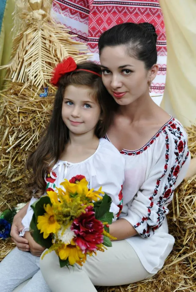 У Луцьку дівчата писали листи та збирали солодощі, щоб відправити українським військовим  на Сході — фото 3