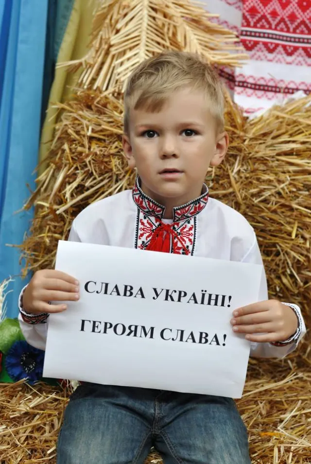 У Луцьку дівчата писали листи та збирали солодощі, щоб відправити українським військовим  на Сході — фото 4