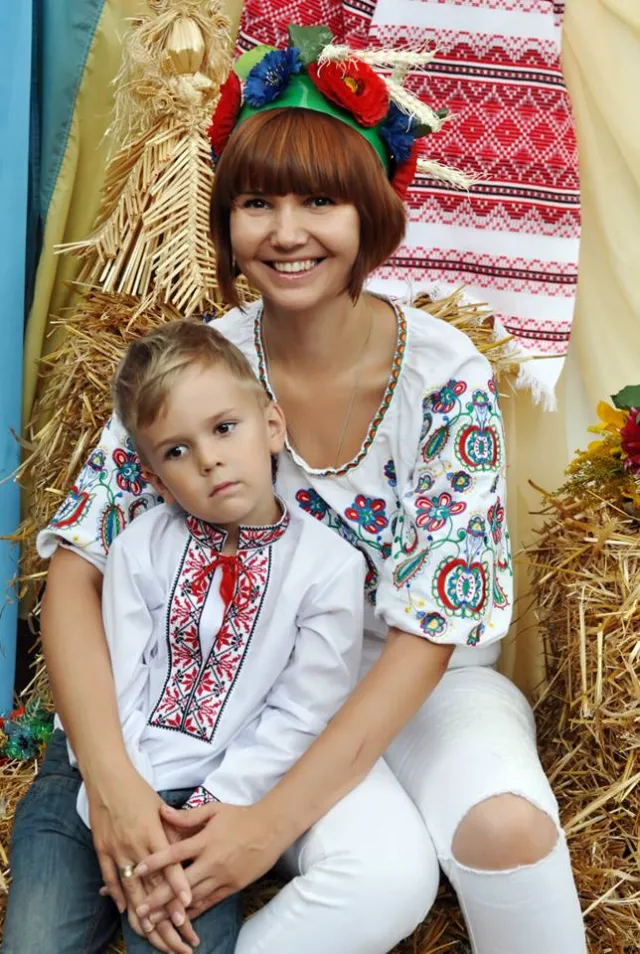 У Луцьку дівчата писали листи та збирали солодощі, щоб відправити українським військовим  на Сході — фото 5