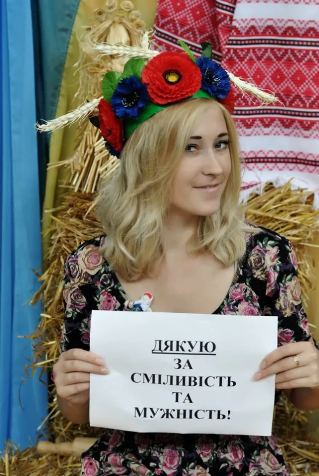 У Луцьку дівчата писали листи та збирали солодощі, щоб відправити українським військовим  на Сході — фото 6