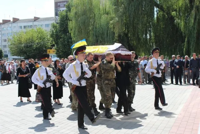 У Луцьку попрощалися із загиблим бійцем "Айдару" — фото 4