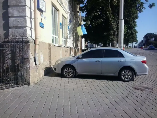 У Луцьку стежитимуть за тими, хто паркується "не там" у Фейсбук — фото 1