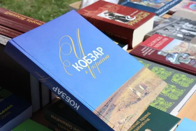 У Луцьку - книжкова виставка-ярмарок (ФОТО) — фото 3