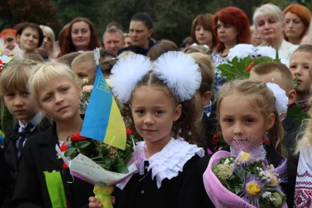 Як у Луцьку відзначають 1 вересня? (ФОТО) — фото 2
