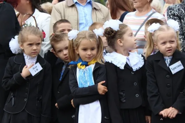 Як у Луцьку відзначають 1 вересня? (ФОТО) — фото 4