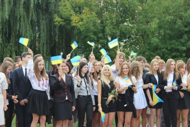 Як у Луцьку відзначають 1 вересня? (ФОТО) — фото 5