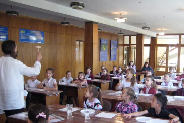 У Лесиному виші розмальовували іграшки на підтримку студентів,  які беруть участь в АТО (ФОТО) — фото 1