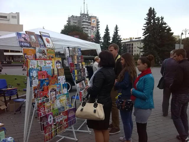 У Луцьку - гаражний розпродаж, щоби врятувати життя солдату (ФОТО) — фото 1