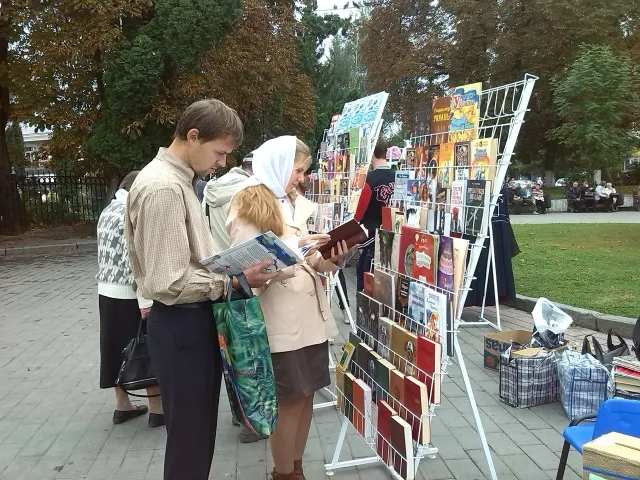 У Луцьку - гаражний розпродаж, щоби врятувати життя солдату (ФОТО) — фото 8