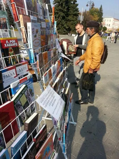 У Луцьку обмінювали теплі речі для бійців на книги — фото 1