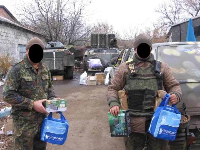Прилад нічного бачення, 150 аптечок та теплі речі отримали від волинян військові — фото 1
