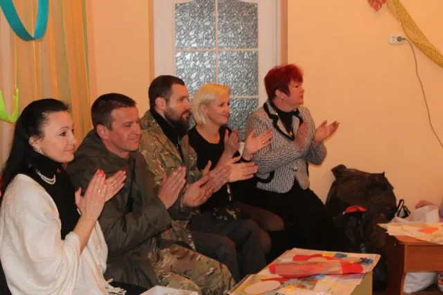 Малюки подарували самооборонівцям пісні, листи та хороший настрій (Фоторепортаж) — фото 1
