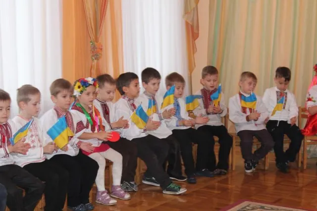Малюки подарували самооборонівцям пісні, листи та хороший настрій (Фоторепортаж) — фото 2