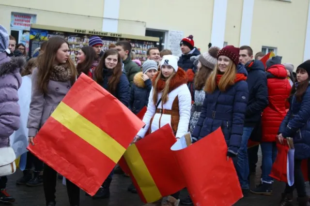 У центрі Луцька відбувся флешмоб до Дня Святого Миколая (Фото) — фото 1