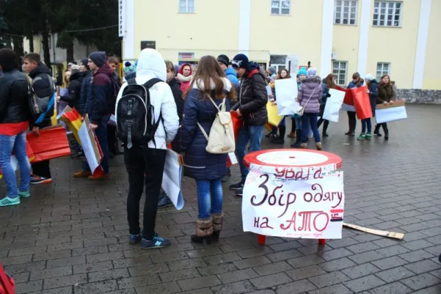 У центрі Луцька відбувся флешмоб до Дня Святого Миколая (Фото) — фото 2