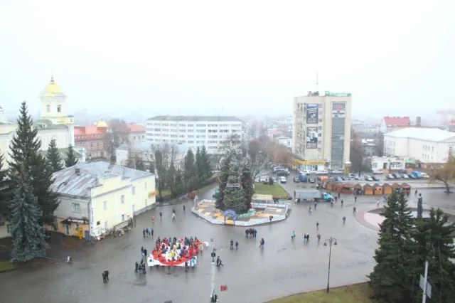 У центрі Луцька відбувся флешмоб до Дня Святого Миколая (Фото) — фото 3