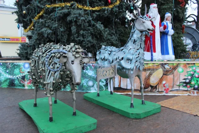 Біля головної ялинки Луцька встановили символи прийдешнього року (Фото) — фото 6