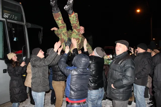 На Волинь повернулися звільнені з полону військовослужбовці колишньої 51-ї окремої механізованої бригади (Фоторепортаж) — фото 2