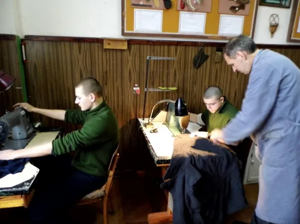 В’язні виробляють захисні сітки і теплі жилети для бійців АТО — фото 1