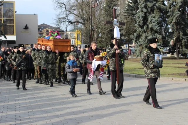 Лучани попрощалися з загиблим військовослужбовцем Олександром Войчуком (Фоторепортаж) — фото 14