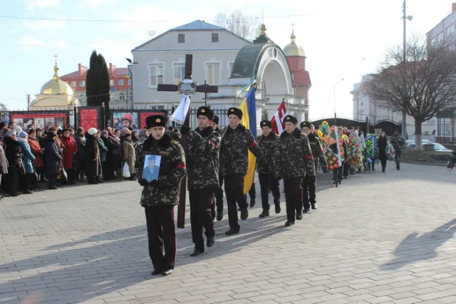 Лучани попрощалися з загиблим військовослужбовцем Олександром Войчуком (Фоторепортаж) — фото 3