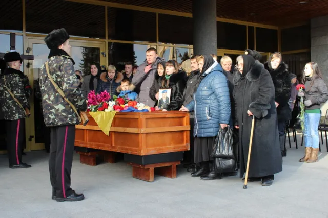 Лучани попрощалися з загиблим військовослужбовцем Олександром Войчуком (Фоторепортаж) — фото 8