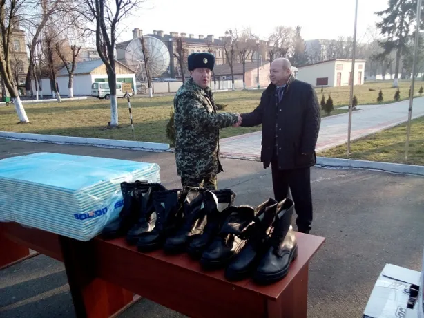 Луцьким прикордонникам передали зимове взуття та каремати — фото 1
