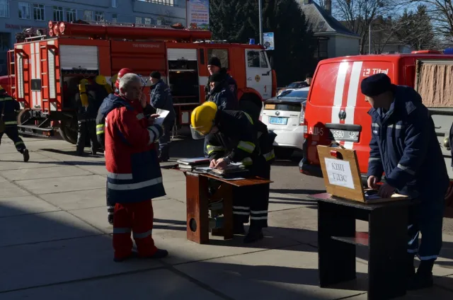 Лучан вчили, як діяти при пожежі від артилерійського обстрілу (фоторепортаж) + (відео) — фото 2