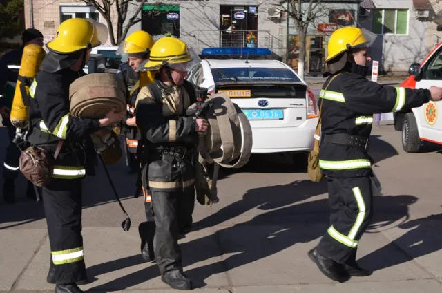 Лучан вчили, як діяти при пожежі від артилерійського обстрілу (фоторепортаж) + (відео) — фото 3