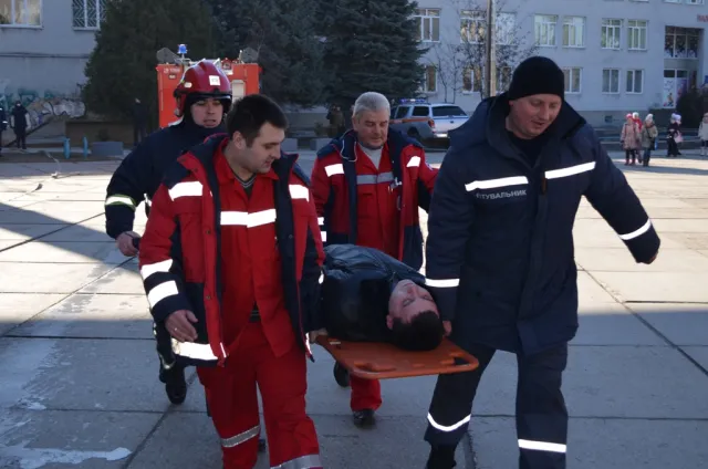 Лучан вчили, як діяти при пожежі від артилерійського обстрілу (фоторепортаж) + (відео) — фото 4