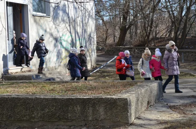 Лучан вчили, як діяти при пожежі від артилерійського обстрілу (фоторепортаж) + (відео) — фото 7