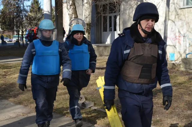 Лучан вчили, як діяти при пожежі від артилерійського обстрілу (фоторепортаж) + (відео) — фото 10