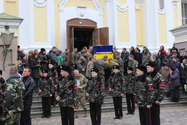 Лучани попрощалися з загиблими військовослужбовцями (фоторепортаж) — фото 3