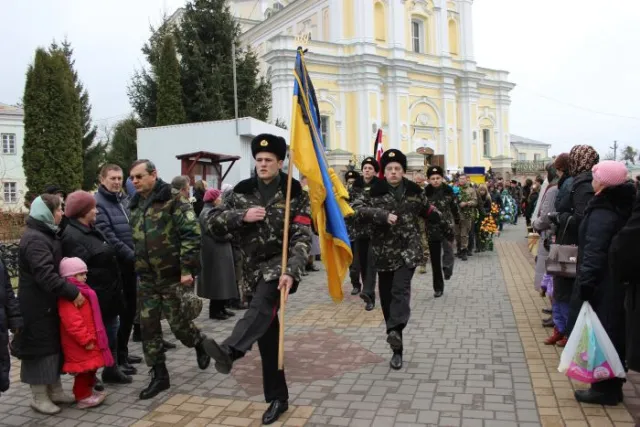 Лучани попрощалися з загиблими військовослужбовцями (фоторепортаж) — фото 4