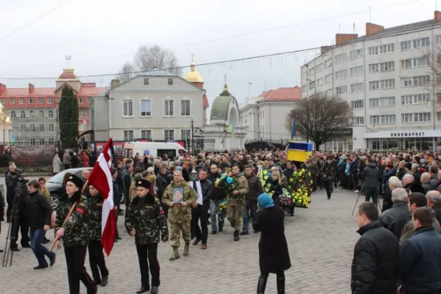 Лучани попрощалися з загиблими військовослужбовцями (фоторепортаж) — фото 5