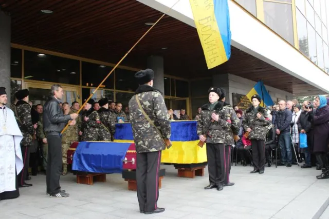 Лучани попрощалися з загиблими військовослужбовцями (фоторепортаж) — фото 6