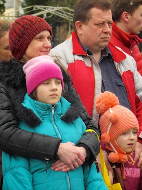 На Театральному майдані Луцька кримські татари відзначили річницю окупації Криму (фото) — фото 1