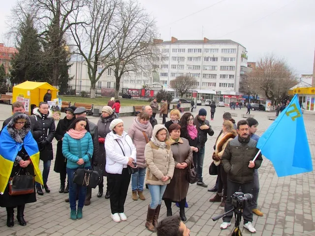 На Театральному майдані Луцька кримські татари відзначили річницю окупації Криму (фото) — фото 2