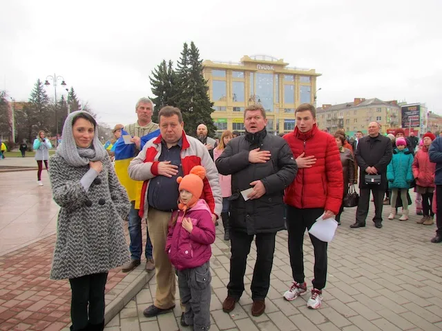 На Театральному майдані Луцька кримські татари відзначили річницю окупації Криму (фото) — фото 3