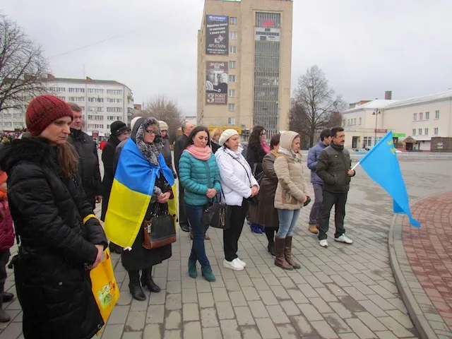 На Театральному майдані Луцька кримські татари відзначили річницю окупації Криму (фото) — фото 4