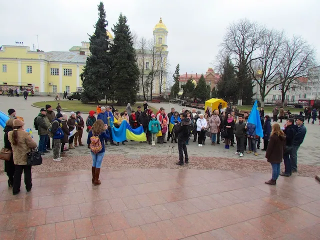 На Театральному майдані Луцька кримські татари відзначили річницю окупації Криму (фото) — фото 5