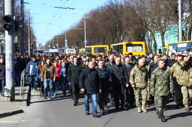 Луцьк прощався із загиблим Героєм — лучанином Віктором Мандзиком (фото) — фото 1