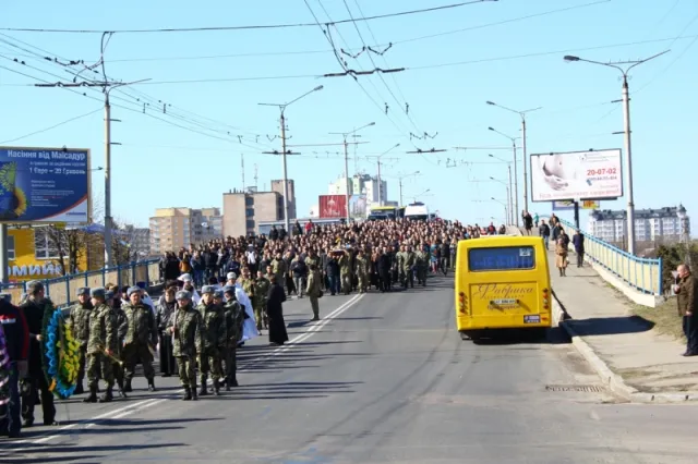 Луцьк прощався із загиблим Героєм — лучанином Віктором Мандзиком (фото) — фото 2