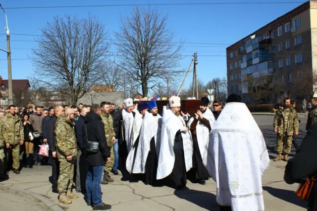 Луцьк прощався із загиблим Героєм — лучанином Віктором Мандзиком (фото) — фото 3