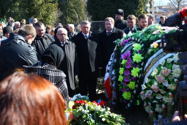 Луцьк прощався із загиблим Героєм — лучанином Віктором Мандзиком (фото) — фото 4