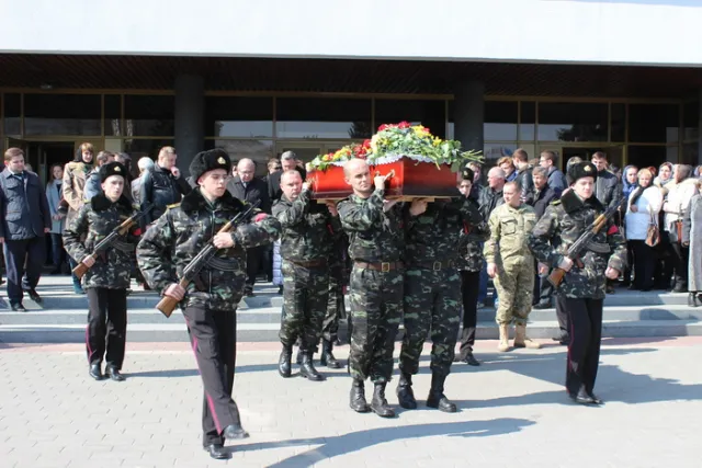 Лучани попрощалися з загиблим військовослужбовцем Сергієм Шкредьом (фоторепортаж) — фото 6