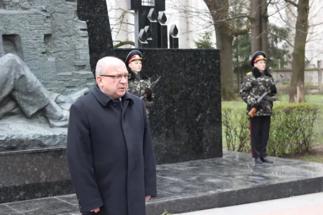 У Луцьку вшанували пам'ять в’язнів фашистських концтаборів (фото) — фото 2