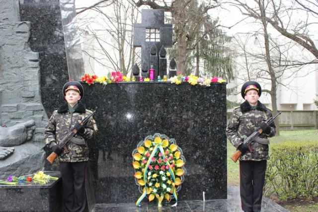 У Луцьку вшанували пам'ять в’язнів фашистських концтаборів (фото) — фото 6