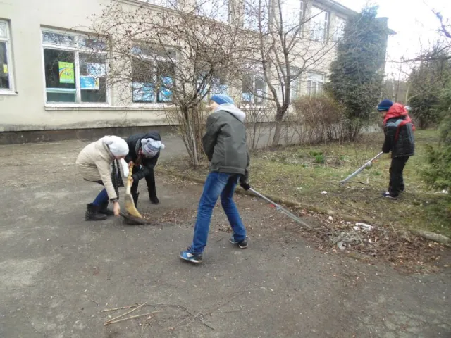 У Луцьку дітлахи взялися за прибирання спортмайданчиків (фото) — фото 1